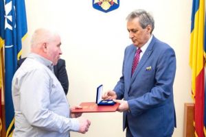  Marcel Vela, a acordat Emblema de Onoare a Ministerului Afacerilor Interne supravietuitorilor masacrului de la aeroportul Otopeni, din data de 23 decembrie 1989 (galerie foto)