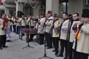 Concert susţinut de Orchestra Populară ”Rapsozii Botoşanilor” pe esplanada Palatului Administrativ