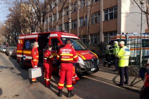 Incident la o scoala din Bucuresti. Copiii aveau dureri de cap, posibil de la un gaz toxic. O minora la spital