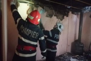 FOTO. Incendiu la o casă din judeţul Satu Mare. Pompierii au intervenit de urgenţă