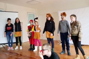 În spatele măştii sunt eu! Elevii de la CSEI nr. 1 vor folosi teatrul pentru a se dezvolta emoţional