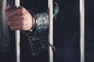 Închisoare pe viaţă pentru tânărul din Timiş care i-a tăiat unui bărbat capul cu drujba!