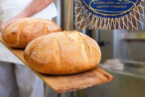 Americanii încep ofensiva anti-pâine congelată în România. Piaţa este inundată de pâine congelată vândută ca fiind proaspătă.