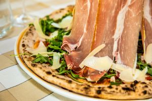 PIZZERIA FAVOLA: LOCAȚIE CU SPECIFIC NAPOLETAN, ÎN PALAS