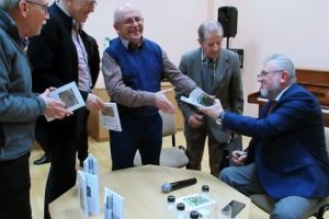 CRISTIAN COCEA A LANSAT UN VOLUM DE ESEURI