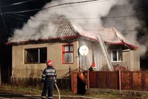 Acoperişul unei case din Mocod, cuprins de flăcări