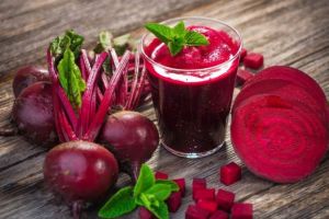 Ține cancerul la distanţă, tratează anemia şi infecţiile urinare – Motive să bei regulat suc de sfeclă roşie