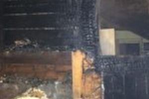 Bloc din Anina ameninţat de flacări!