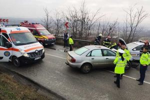 FOTO. VIDEO: ACCIDENT GRAV pe DN 14B, în apropiere de Blaj. MAȘINĂ DE POLIȚIE avariată după ce un autoturism a derapat şi a intrat în coliziune cu aceasta. Mai multe persoane au fost rănite, iar traficul este blocat