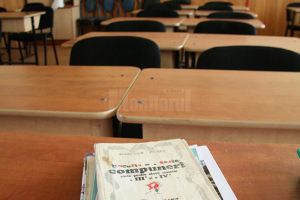 Profesorii afiliaţi la Sindicatul ”Pro Educaţia” poartă astăzi banderole negre