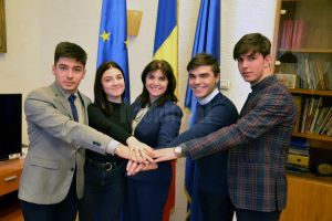 Un licean de la ”Ștefan cel Mare”, la negocierile cu Ministerul Educaţiei, privind ...