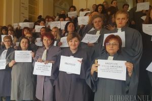 Grefierii din instanţe şi parchete au suspendat activitatea, inclusiv în Bihor. De luni vor intra în grevă generală