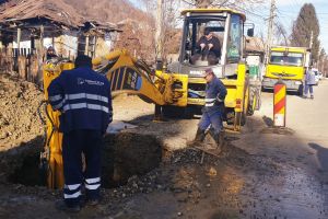 PUCIOASA: Avarie la reţeau de apă. Un drum este închis circulaţiei pentru remedierea problemei