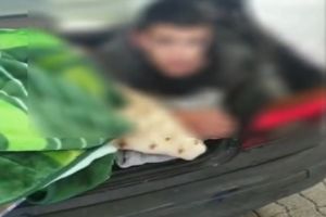 Copil ascuns de mamă în portbagajul unui autoturism. Ce intenţiona aceasta să facă