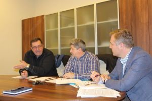 Instructorii auto vor ca tinerii să poată deveni şoferi profesionişti la 18 ani