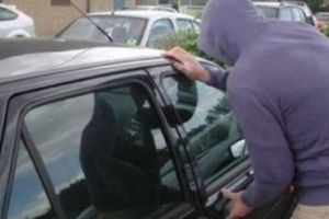 Doi pustani din Ploiesti au spart doua masini, ale aceluiasi proprietar si au fugit cu una dintre ele. Politistii i-au alergat prin oras