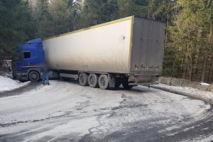 Trafic blocat la Cheia, pe DN1A. Un TIR a derapat in curba