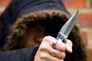 Tâlhar periculos la doar 15 ani, din Bălan: A atacat un curier cu cuţitul şi i l-a înfipt în zona gâtului