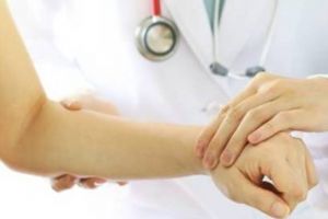 Medic către o rănită în accident: Ce dracu' porţi sutien, dacă tu ai silicoane?