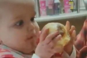 VIDEO  Reacţia unui bebeluş care gustă pentru prima oară îngheţată. Imaginile au ajuns virale pe internet