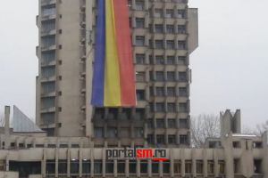 FOTO. Drapelul uriaş, reafişat pe palat de Mica Unire. Programul manifestărilor