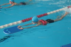 Continuă proiectul „Educaţie şi sănătate prin înot”, prin care elevii de clasa I-a din Alba Iulia beneficiază de cursuri de iniţiere gratuite