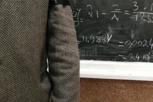 Protest cu banderole negre: „Suntem profund jigniţi, lezaţi în demnitatea de profesori, de ...