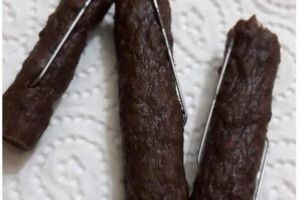 Alerta pentru posesorii de caini din Baia Mare: Carnati cu cuie gasiti in Cartierul Sasar (FOTO)