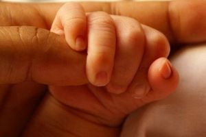 Numai mamă nu poate fi numită! O femeie şi-a lăsat copilul înfometat şi în mizerie