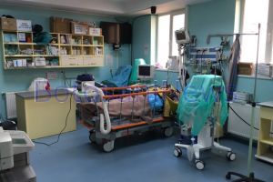 Bărbat din Botoşani, dus în comă la spital. S-a prăbuşit din picioare în faţa casei