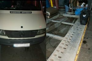 FOTO! Ţigări de contrabandă, în valoare de 1.000 lei, ascunse într-o ladă de scule. Șoferul, amendat cu 7.000 lei de poliţiştii botoşăneni