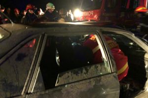 FOTO Femeie din Botoşani rănită într-un accident cu un camion şi două maşini. Tatiana a ajuns la spital