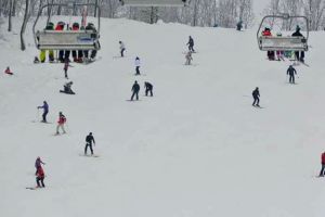 De astăzi se schiază şi pe pârtia cu telescaun şi nocturnă. Programul şi tarifele