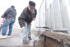 Otravă la ţeavă: Bihorenii îşi pun sănătatea în pericol consumând apă din izvoare 