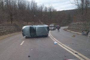 FOTO Accident la Botoşani! O maşină s-a răsturnat, blocând circulaţia rutieră