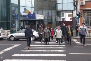 FOTO: Semafor cu buton la trecerea de pietoni din faţa Serviciului de Evidenţă a Populaţiei