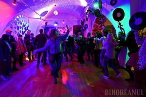 Discoteca din muzeu: Zeci de orădeni de toate vârstele au dansat pe hiturile anilor '70 şi '80, la Muzeul Cetăţii (FOTO / VIDEO)
