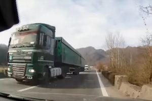 VIDEO: Depăşire periculoasă pe Valea Oltului – Șofer de TIR, la un pas de a provoca o tragedie
