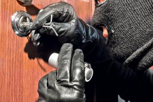 Hoţ sibian reţinut după ce a golit două case – A furat un televizor, haine şi alcool