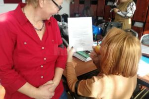 Protest cu banderole negre: „Suntem profund jigniţi, lezaţi în demnitatea de profesori, de ...