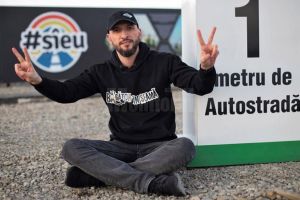 Ştefan Mandachi îi invită din nou pe suceveni la singurul metru de autostradă din Moldova ...