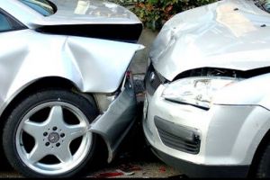 Accident la băutură – Un sibian fără permis s-a oprit într-o maşină parcată