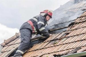 Incendii izbucnite la Odorheiu Secuiesc şi Mereşti. Zeci de pompieri au luptat cu focul