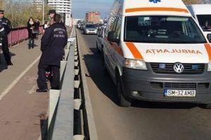 Tentativă de suicid. Un bărbat a ameninţat că se aruncă de pe podul Golescu