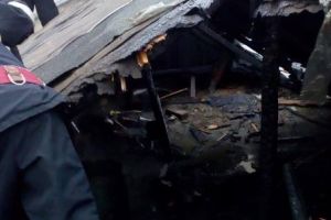 FOTO: Acoperişul unei case din Focşani mistuit de flăcări