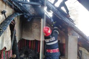 FOTO: O casă din Nereju s-a făcut scrum | O femeie de 76 de ani a ajuns la spital