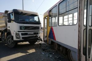 Accident in giratoriul de la West Mall. O cisterna a intrat in plin intr-un tramvai
