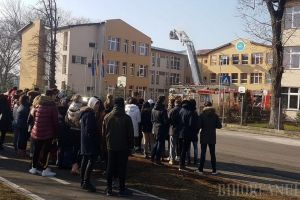 Foc în laboratorul de informatică: Elevii de la Colegiul Economic din Oradea au simulat un incendiu în şcoală (FOTO / VIDEO)