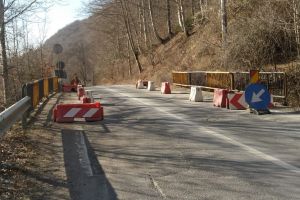 O nouă alunecare de teren s-a activat pe DN 71. Restricţii de circulaţiei la Moroieni