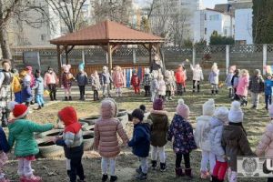 FOTO, VIDEO| Mica Unire sărbătorită de prichindeii de la Grădiniţa cu P.P. nr. 9, din Alba Iulia. Hora Unirii şi steguleţe tricolore, confecţionate de preşcolari